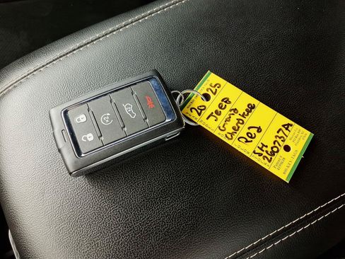 Used 2025 Jeep Grand Cherokee Altitude RWD image 24
