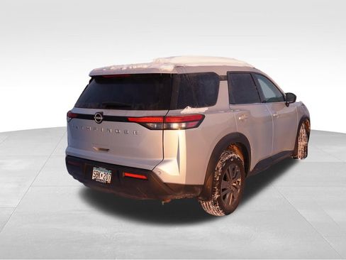 Used 2024 Nissan Pathfinder S image 3