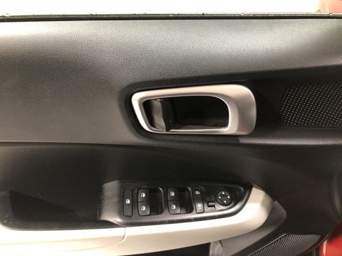 Used 2023 Hyundai Venue SEL image 20