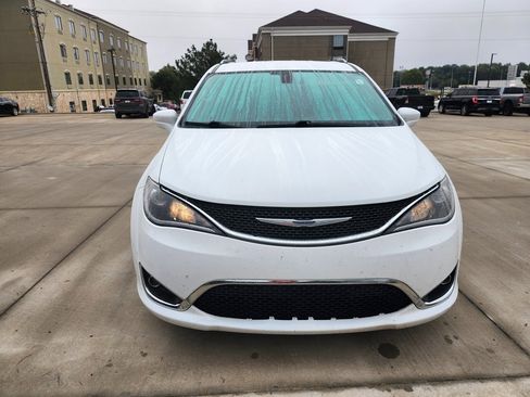 Used 2020 Chrysler Pacifica Touring-L image 9