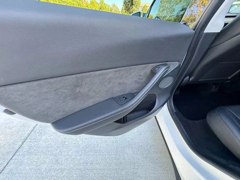 Used 2022 Tesla Model Y Long Range AWD/4WD image 28