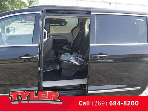 Used 2022 Chrysler Pacifica Limited AWD/4WD image 19