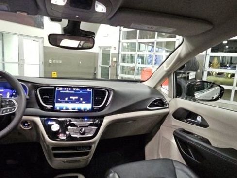 Used 2024 Chrysler Pacifica Touring-L image 27