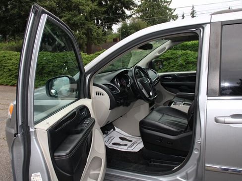 Used 2014 Chrysler Town & Country Touring FWD image 5
