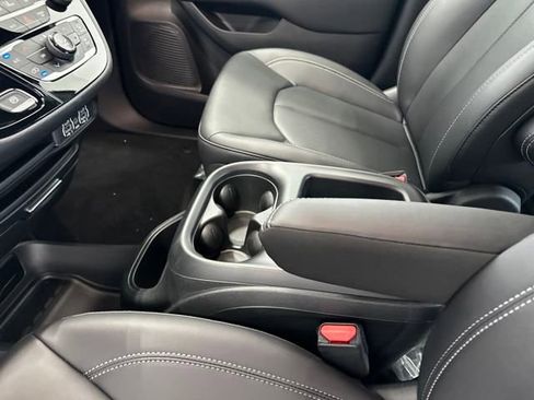 New 2025 Chrysler Pacifica Select image 15