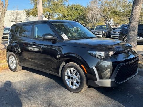Certified 2025 Kia Soul LX image 8