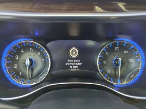 Used 2023 Chrysler Pacifica Limited FWD image 16