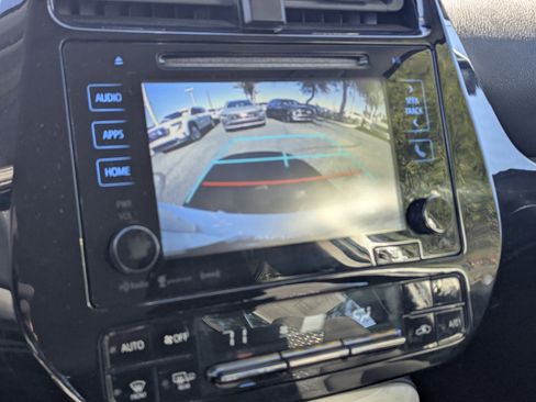 Used 2018 Toyota Prius Three image 11