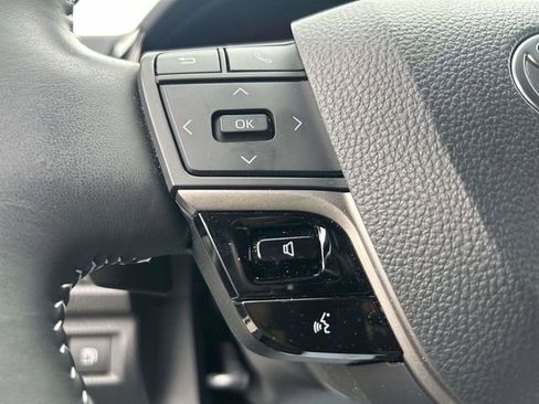 Used 2025 Toyota Camry SE w/ Convenience Package image 20