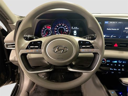 Used 2022 Hyundai Elantra SEL image 12