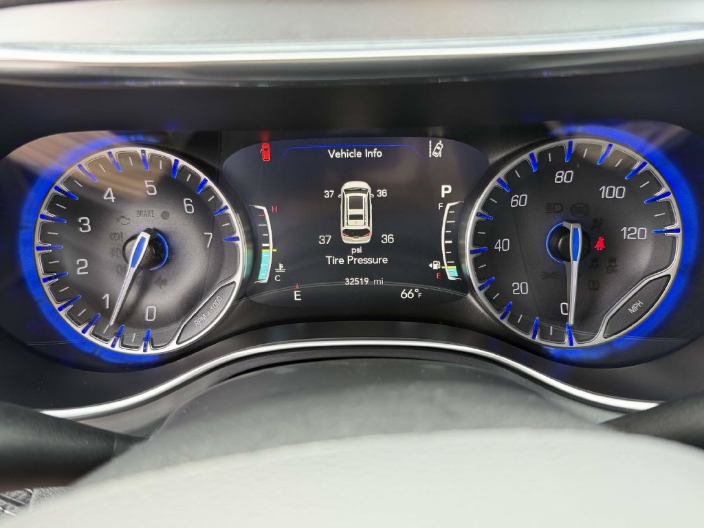 Used 2025 Chrysler Pacifica Limited FWD image 29