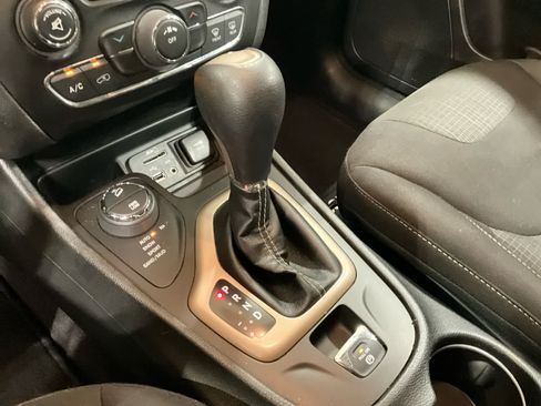 Used 2017 Jeep Cherokee Latitude AWD/4WD image 21