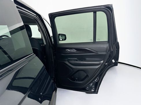 Used 2023 Jeep Grand Cherokee Laredo AWD/4WD image 28