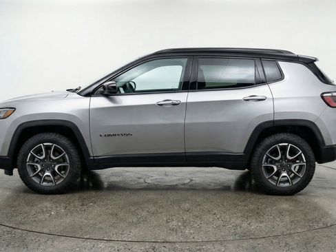 Used 2025 Jeep Compass Trailhawk AWD/4WD image 5