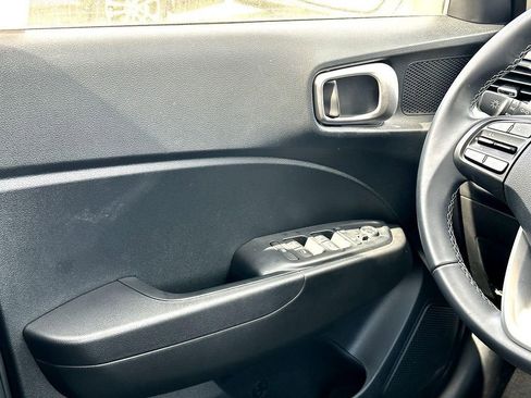 Used 2025 Hyundai Venue SEL FWD image 28