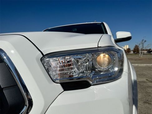 Used 2022 Toyota Tacoma SR5 w/ Technology Package image 10