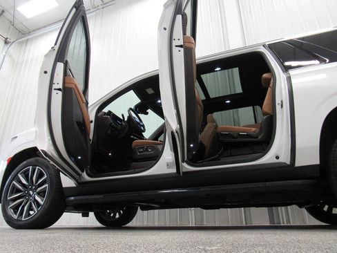 Used 2021 Cadillac Escalade ESV Sport w/ Heavy-Duty Trailer Package AWD/4WD image 15