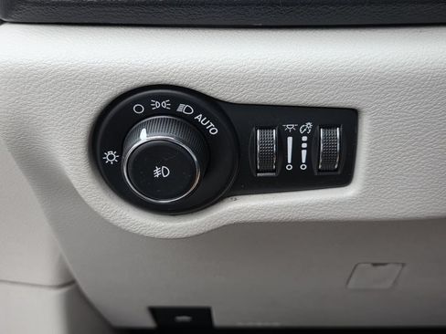Used 2019 Chrysler Pacifica Touring-L FWD image 27