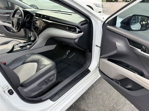 Used 2020 Toyota Camry XLE FWD image 10