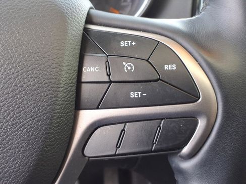 Used 2019 Jeep Grand Cherokee Altitude image 16