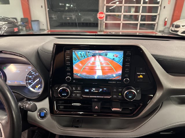 Used 2022 Toyota Highlander XLE AWD/4WD image 22