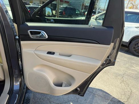 Used 2020 Jeep Grand Cherokee Laredo w/ 18" Wheel & 8.4" Radio Group AWD/4WD image 31