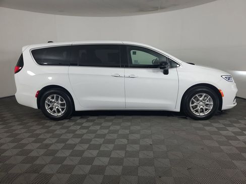 New 2026 Chrysler Pacifica Select image 3