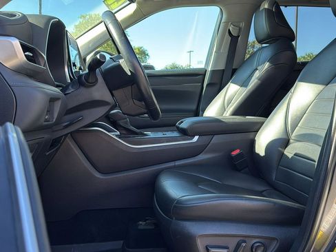 Used 2022 Toyota Highlander XLE image 23