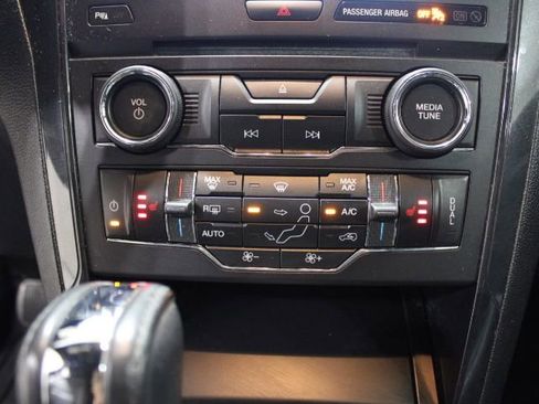 Used 2017 Ford Explorer XLT w/ Equipment Group 202A AWD/4WD image 36