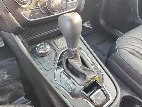 Certified 2019 Jeep Cherokee Limited image 14