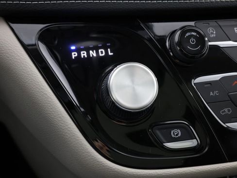 Used 2024 Chrysler Pacifica Touring-L image 6