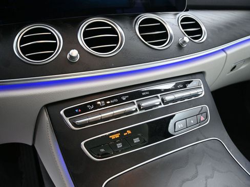Used 2023 Mercedes-Benz E 350 4MATIC Sedan image 6