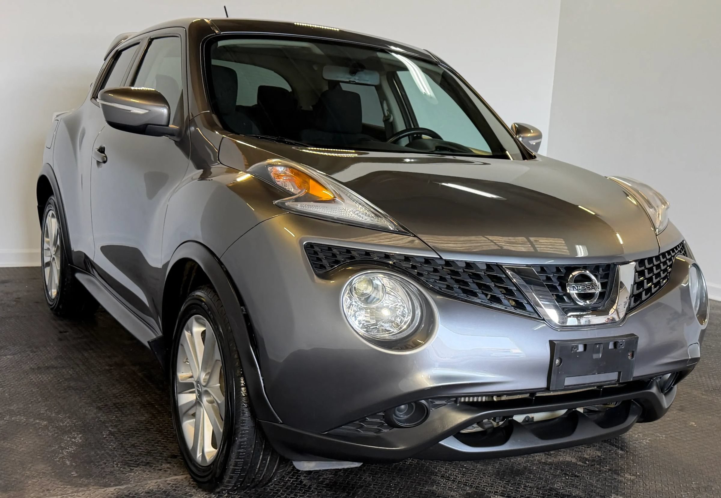 Used 2015 Nissan Juke SV FWD image 2