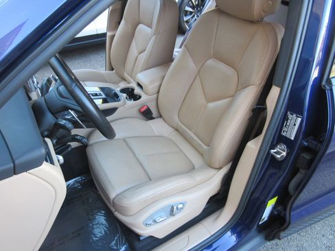 Used 2024 Porsche Macan image 10