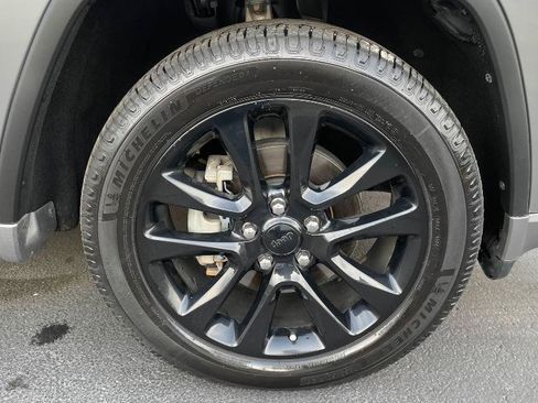 Used 2017 Jeep Grand Cherokee Altitude RWD image 32
