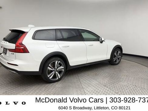 Used 2025 Volvo V60 B5 Cross Country Plus AWD/4WD image 2