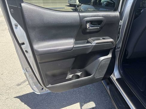 Used 2019 Toyota Tacoma TRD Sport AWD/4WD image 3