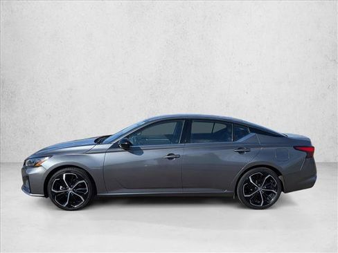 Used 2023 Nissan Altima 2.5 SR FWD image 9