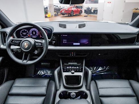 Used 2025 Porsche Cayenne image 16