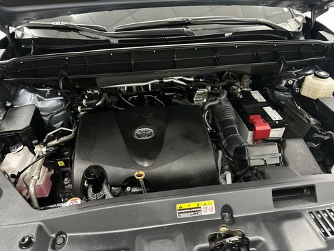 Used 2022 Toyota Highlander XLE AWD/4WD image 13