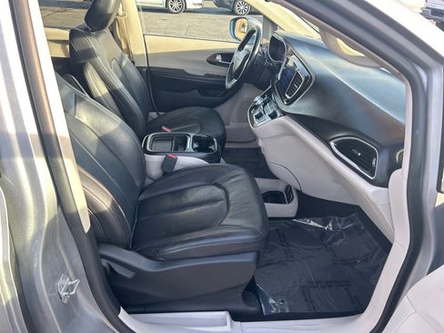 Used 2017 Chrysler Pacifica Touring-L w/ Tire & Wheel Group image 11