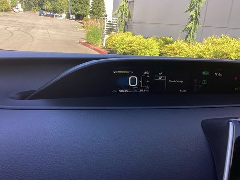 Used 2020 Toyota Prius LE AWD/4WD image 12