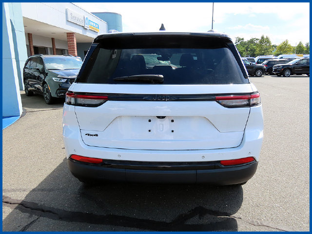 Used 2024 Jeep Grand Cherokee Altitude AWD/4WD image 6