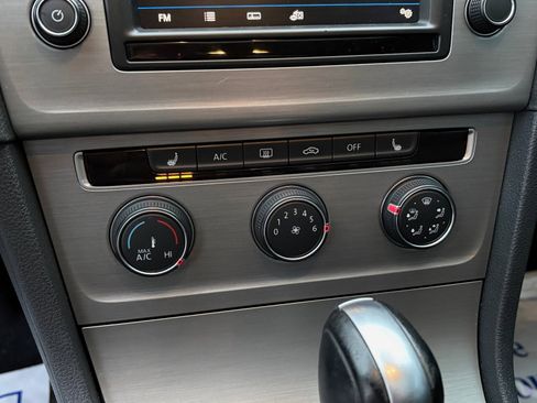 Used 2017 Volkswagen Golf Wolfsburg Edition image 32