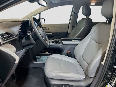 Used 2023 Toyota Sienna XLE w/ XLE Plus Package FWD image 19