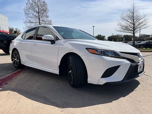 Used 2018 Toyota Camry SE image 4