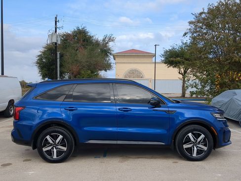 Used 2022 Kia Sorento S w/ Panoramic Sunroof Package image 2