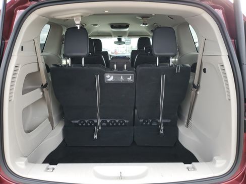 Used 2018 Chrysler Pacifica Touring-L w/ Premium Audio Group image 8