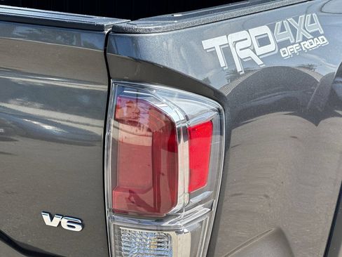 Used 2020 Toyota Tacoma TRD Off-Road w/ TRD Premium Off Road Package AWD/4WD image 27