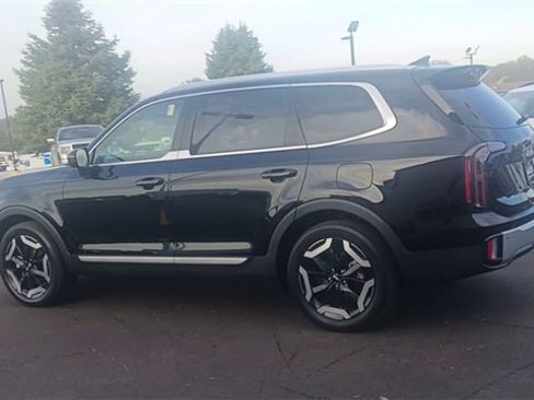 Used 2023 Kia Telluride EX w/ EX Captain's Chair Package image 8